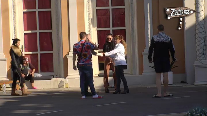 ВРИШТАЛИ КАД СУ ЈЕ УГЛЕДАЛИ: Одмах почела да заводи ред, а онда пробудила ову задругарку! (ВИДЕО)